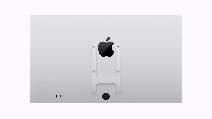 Mẫu màn hình này hỗ trợ Thunderbolt 5 với hai cổng, cho phép kết nối chuỗi tối đa bốn màn hình Studio Display, đạt tổng gần 60 triệu điểm ảnh. Hai cổng USB-C bổ sung dùng cho phụ kiện và sạc.