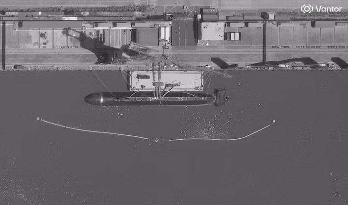 Chuyên gia phân tích chiến tranh dưới nước H.I. Sutton đánh giá thiết kế này dài khoảng 394 feet (120 mét), rộng từ 33 đến 36 feet (10-11 mét). Nhiệm vụ dự kiến của tàu vẫn chưa rõ, nhưng kích thước này lớn hơn nhiều so với các tàu ngầm diesel-điện thông thường (SSK) và thậm chí còn dài hơn hầu hết tàu ngầm tấn công hạt nhân.