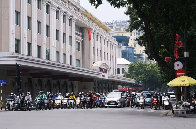 Tràng Tiền Plaza, Doji Tower vắng khách dịp Lễ Trang Tien Plaza, Doji Tower vang khach dip Le