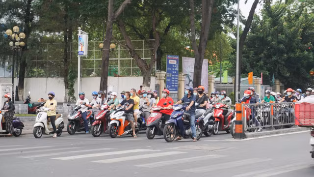 Đường phố Sài Gòn lại nhộn nhịp dù đang trong thời gian cách ly toàn xã hội Duong pho Sai Gon lai nhon nhip du dang trong thoi gian cach ly toan xa hoi
