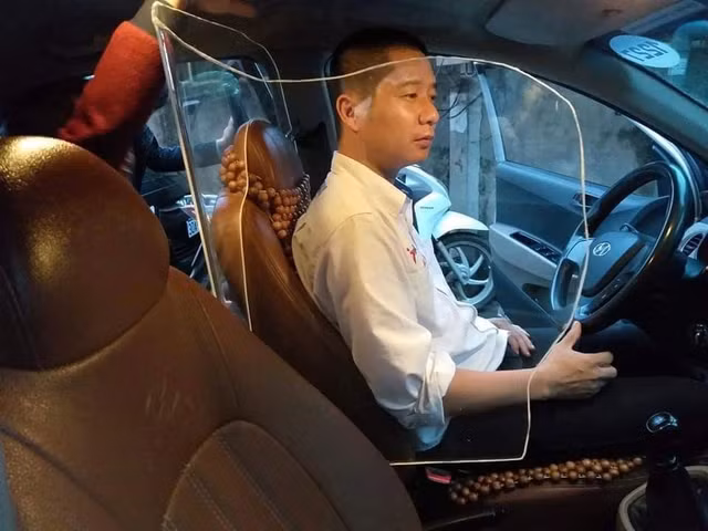 Tự gắn khoang chắn bảo vệ, tài xế taxi bị xử phạt thế nào? Tu gan khoang chan bao ve, tai xe taxi bi xu phat the nao?