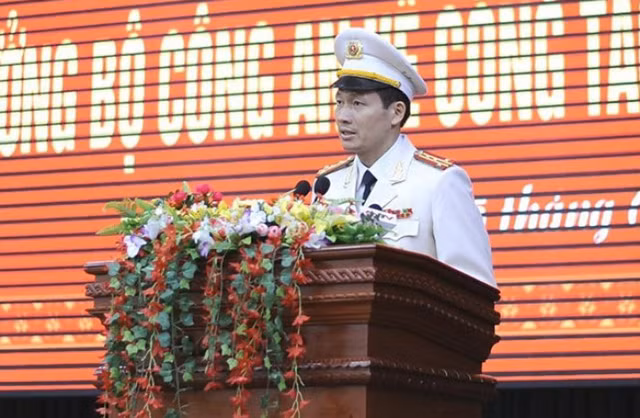 Những hình ảnh xông pha của Đại tá Vũ Hồng Văn tân Giám đốc Công an tỉnh Đồng Nai - Hình 3 Nhung hinh anh xong pha cua Dai ta Vu Hong Van tan Giam doc Cong an tinh Dong Nai-Hinh-3