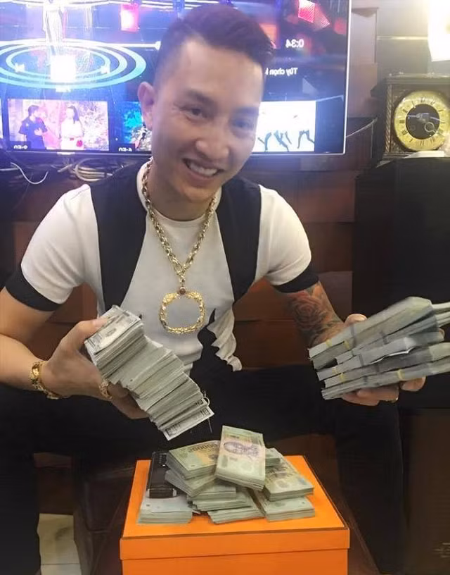 Giang ho mang Huan 'hoa hong' het khoe tien ty toi khoe vang, sieu xe-Hinh-5