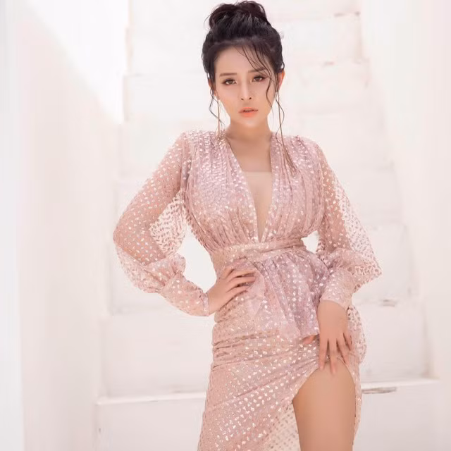 Bộ ảnh nóng bỏng tay của Ngân 98 sau một ngày bị kẻ xấu phát tán clip 'nhạy cảm' - Hình 2 Bo anh nong bong tay cua Ngan 98 sau mot ngay bi ke xau phat tan clip 'nhay cam'-Hinh-2