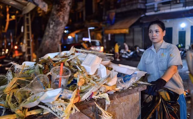 Đường phố biến thành biển rác sau đêm Trung Thu, công nhân vệ sinh nai lưng ra dọn - Hình 7 Duong pho bien thanh bien rac sau dem Trung Thu, cong nhan ve sinh nai lung ra don-Hinh-7