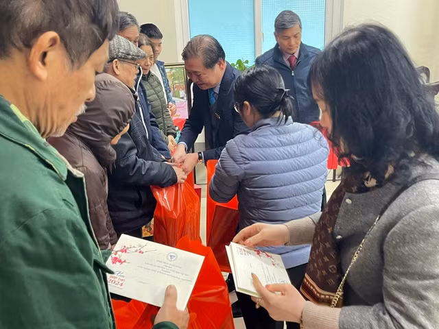 Chủ tịch VUSTA Phan Xuân Dũng chúc Tết tại phường Nhân Chính Chu tich VUSTA Phan Xuan Dung chuc Tet tai phuong Nhan Chinh