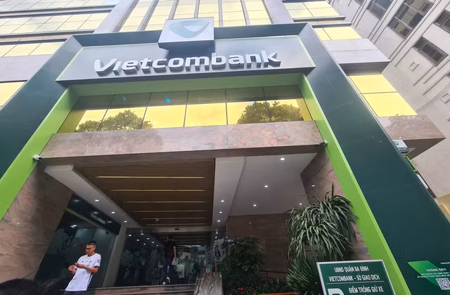 Không còn cảnh người dân xếp hàng chen lấn mua vàng miếng - Hình 9 Khong con canh nguoi dan xep hang chen lan mua vang mieng-Hinh-9