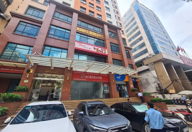 Không còn cảnh người dân xếp hàng chen lấn mua vàng miếng - Hình 7 Khong con canh nguoi dan xep hang chen lan mua vang mieng-Hinh-7
