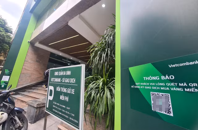 Không còn cảnh người dân xếp hàng chen lấn mua vàng miếng - Hình 10 Khong con canh nguoi dan xep hang chen lan mua vang mieng-Hinh-10