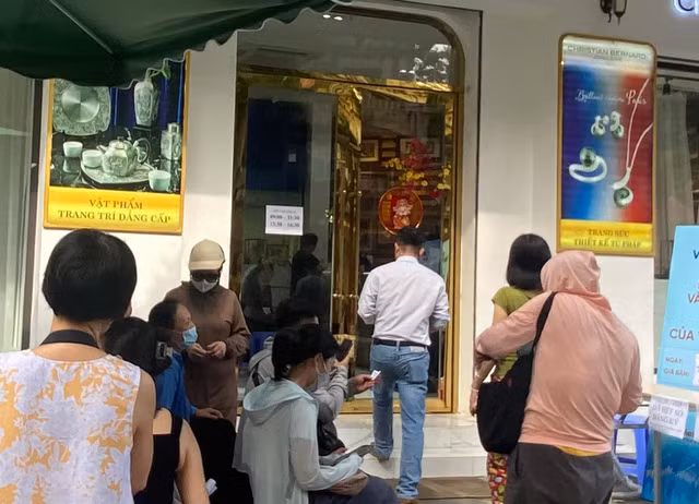 Không còn cảnh người dân xếp hàng chen lấn mua vàng miếng - Hình 4 Khong con canh nguoi dan xep hang chen lan mua vang mieng-Hinh-4