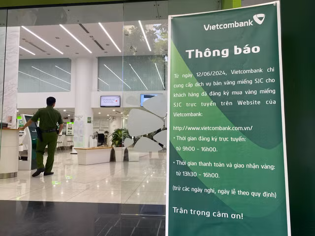 Không còn cảnh người dân xếp hàng chen lấn mua vàng miếng - Hình 13 Khong con canh nguoi dan xep hang chen lan mua vang mieng-Hinh-13