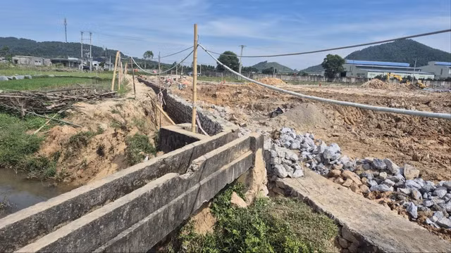 Cong ty Dai Dung Nghi Son dinh lum xum pha kenh thuy loi