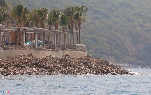 Cận cảnh công trình không phép ở đảo Hòn Tằm, lấn danh thắng vịnh Nha Trang - Hình 8 Can canh cong trinh khong phep o dao Hon Tam, lan danh thang vinh Nha Trang-Hinh-8