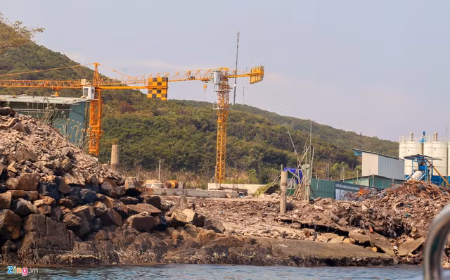 Cận cảnh công trình không phép ở đảo Hòn Tằm, lấn danh thắng vịnh Nha Trang - Hình 2 Can canh cong trinh khong phep o dao Hon Tam, lan danh thang vinh Nha Trang-Hinh-2