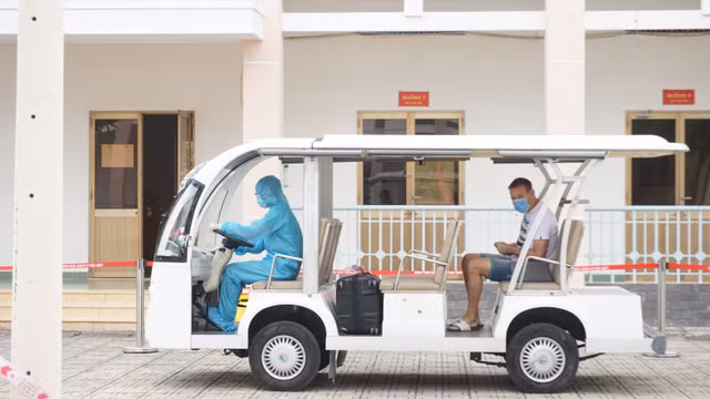 3 người nhiễm Covid-19 được trao giấy chứng nhận khỏi bệnh 3 nguoi nhiem Covid-19 duoc trao giay chung nhan khoi benh
