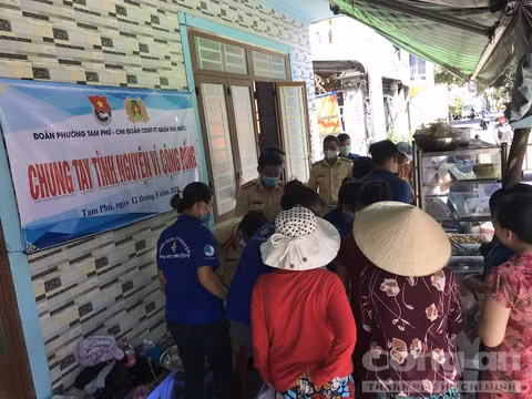 CSGT Công an quận Thủ Đức chung tay mở quán cơm 3.000 đồng giúp người nghèo - Hình 4 CSGT Cong an quan Thu Duc chung tay mo quan com 3.000 dong giup nguoi ngheo-Hinh-4