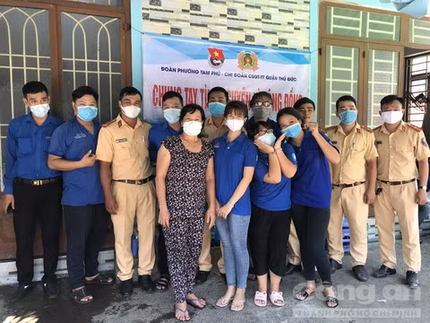 CSGT Công an quận Thủ Đức chung tay mở quán cơm 3.000 đồng giúp người nghèo - Hình 7 CSGT Cong an quan Thu Duc chung tay mo quan com 3.000 dong giup nguoi ngheo-Hinh-7