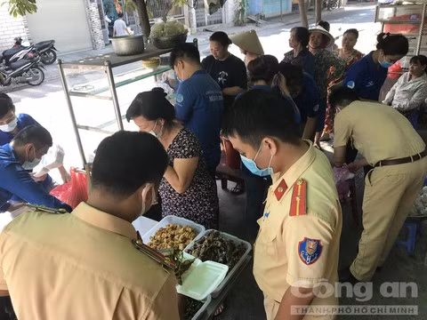 CSGT Công an quận Thủ Đức chung tay mở quán cơm 3.000 đồng giúp người nghèo CSGT Cong an quan Thu Duc chung tay mo quan com 3.000 dong giup nguoi ngheo