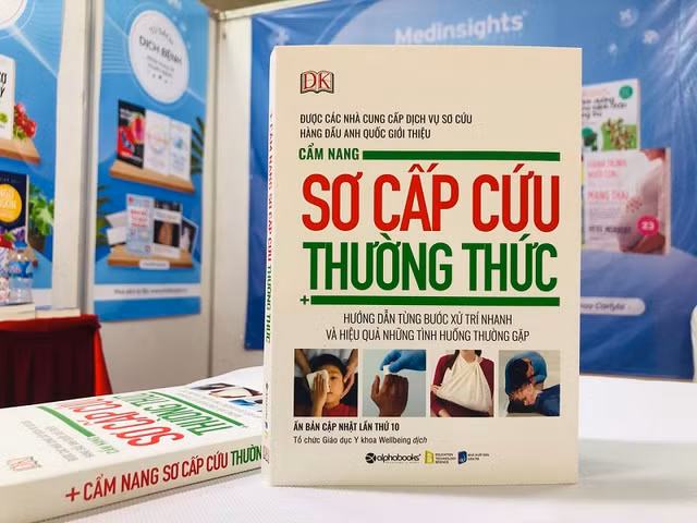 Cuốn sách Cẩm nang sơ cấp cứu thường thức: Cần cho tất cả mọi nhà - Hình 3 Cuon sach Cam nang so cap cuu thuong thuc: Can cho tat ca moi nha-Hinh-3