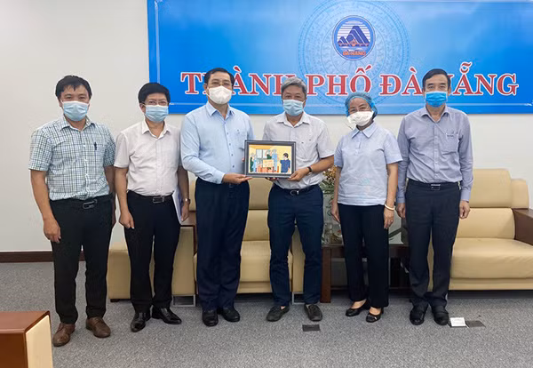 Thứ trưởng Bộ Y tế Nguyễn Trường Sơn tạm biệt Đà Nẵng, ra hỗ trợ Hải Dương chống dịch Thu truong Bo Y te Nguyen Truong Son tam biet Da Nang, ra ho tro Hai Duong chong dich