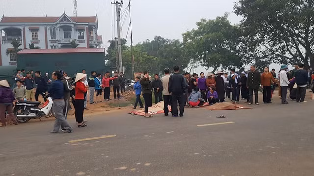 Xe khách đâm đoàn người đưa tang ở Vĩnh Phúc: Nhân chứng kể lại phút kinh hoàng Xe khach dam doan nguoi dua tang o Vinh Phuc: Nhan chung ke lai phut kinh hoang