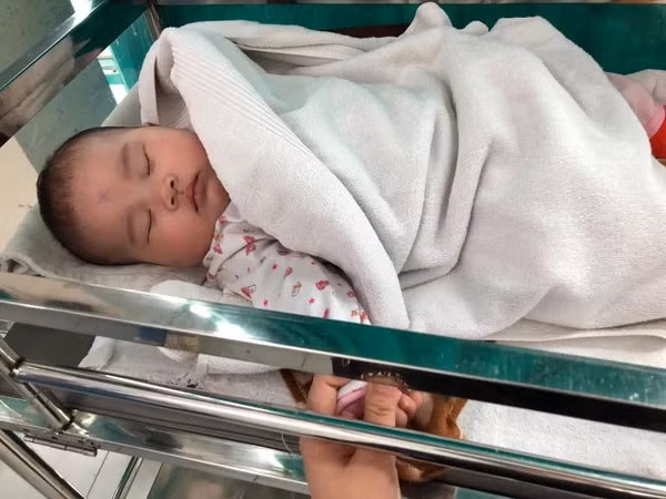 Xot xa be gai 3 thang tuoi bi bo roi dung ngay 8/3
