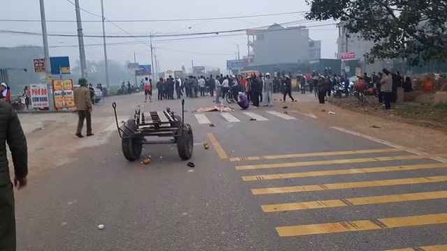 Ám ảnh hiện trường ô tô đâm đoàn người đưa tang, 7 người chết Am anh hien truong o to dam doan nguoi dua tang, 7 nguoi chet