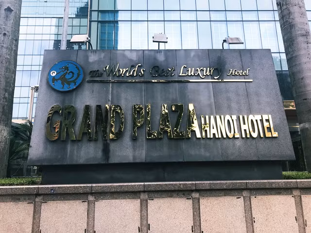 Can canh khach san dat vang Grand Plaza co nhan vien duoi dan tru mua-Hinh-14
