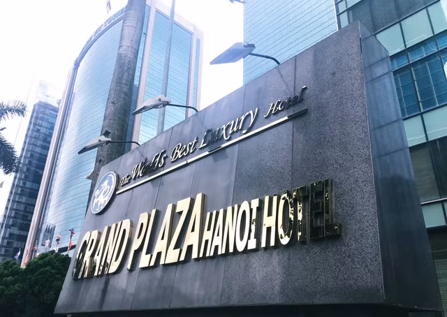 Can canh khach san dat vang Grand Plaza co nhan vien duoi dan tru mua-Hinh-5
