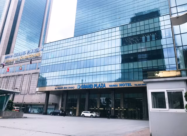 Can canh khach san dat vang Grand Plaza co nhan vien duoi dan tru mua-Hinh-7