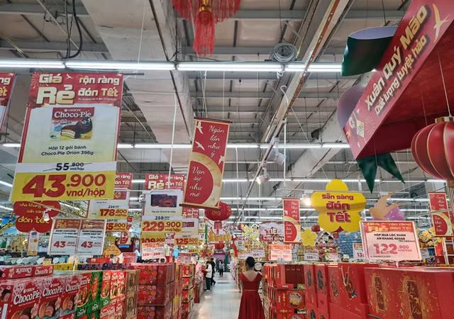Hàng hóa Tết đồng loạt lên kệ siêu thị ở Hà Nội - Hình 2 Hang hoa Tet dong loat len ke sieu thi o Ha Noi-Hinh-2