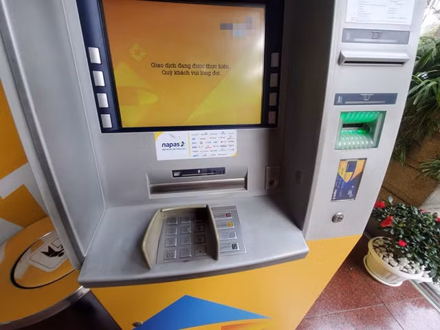 Khách rửa tay sát khuẩn trước khi vào cây ATM ở Hà Nội - Hình 12 Khach rua tay sat khuan truoc khi vao cay ATM o Ha Noi-Hinh-12