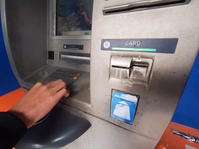Khách rửa tay sát khuẩn trước khi vào cây ATM ở Hà Nội - Hình 6 Khach rua tay sat khuan truoc khi vao cay ATM o Ha Noi-Hinh-6