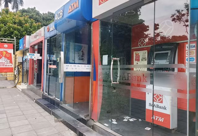 Khách rửa tay sát khuẩn trước khi vào cây ATM ở Hà Nội - Hình 2 Khach rua tay sat khuan truoc khi vao cay ATM o Ha Noi-Hinh-2