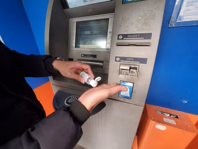 Khách rửa tay sát khuẩn trước khi vào cây ATM ở Hà Nội - Hình 7 Khach rua tay sat khuan truoc khi vao cay ATM o Ha Noi-Hinh-7