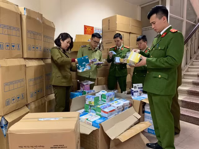 Tạm giữ 100.000 khẩu trang y tế 'trục lợi' mùa dịch virus corona Tam giu 100.000 khau trang y te 'truc loi' mua dich virus corona