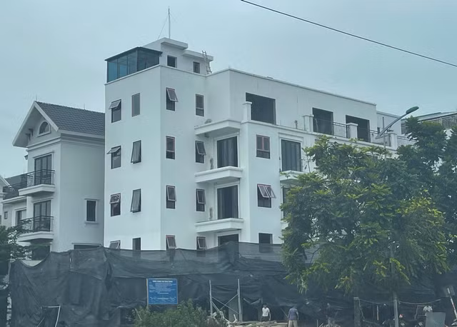 Hà Nội: Những ngôi nhà “kỳ dị” ở khu đô thị Xuân Phương - Hình 5 Ha Noi: Nhung ngoi nha “ky di” o khu do thi Xuan Phuong-Hinh-5