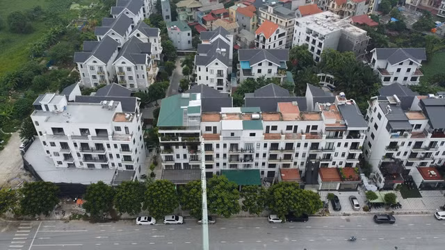 Hà Nội: Những ngôi nhà “kỳ dị” ở khu đô thị Xuân Phương - Hình 2 Ha Noi: Nhung ngoi nha “ky di” o khu do thi Xuan Phuong-Hinh-2