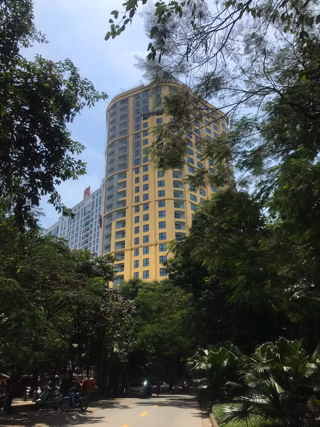 Cận cảnh tòa nhà dát vàng 24k Hà Nội Golden Lake chói loá giữa nắng nóng - Hình 10 Can canh toa nha dat vang 24k Ha Noi Golden Lake choi loa giua nang nong-Hinh-10