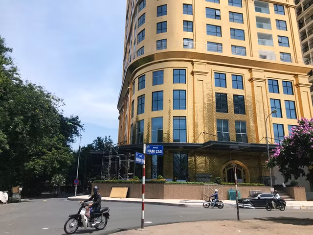 Cận cảnh tòa nhà dát vàng 24k Hà Nội Golden Lake chói loá giữa nắng nóng - Hình 11 Can canh toa nha dat vang 24k Ha Noi Golden Lake choi loa giua nang nong-Hinh-11