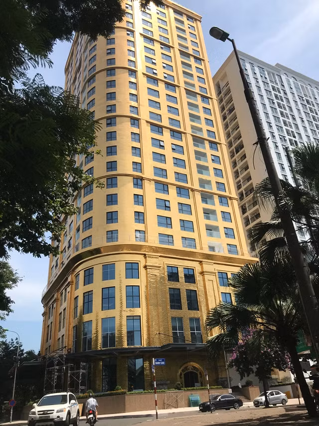 Cận cảnh tòa nhà dát vàng 24k Hà Nội Golden Lake chói loá giữa nắng nóng Can canh toa nha dat vang 24k Ha Noi Golden Lake choi loa giua nang nong