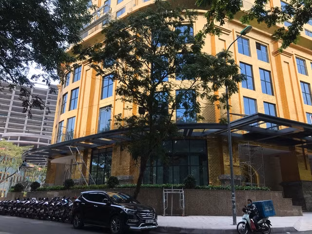 Cận cảnh tòa nhà dát vàng 24k Hà Nội Golden Lake chói loá giữa nắng nóng - Hình 6 Can canh toa nha dat vang 24k Ha Noi Golden Lake choi loa giua nang nong-Hinh-6