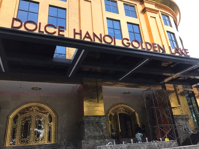 Cận cảnh tòa nhà dát vàng 24k Hà Nội Golden Lake chói loá giữa nắng nóng - Hình 4 Can canh toa nha dat vang 24k Ha Noi Golden Lake choi loa giua nang nong-Hinh-4