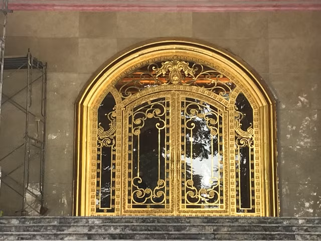 Cận cảnh tòa nhà dát vàng 24k Hà Nội Golden Lake chói loá giữa nắng nóng - Hình 5 Can canh toa nha dat vang 24k Ha Noi Golden Lake choi loa giua nang nong-Hinh-5