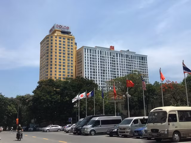 Cận cảnh tòa nhà dát vàng 24k Hà Nội Golden Lake chói loá giữa nắng nóng - Hình 13 Can canh toa nha dat vang 24k Ha Noi Golden Lake choi loa giua nang nong-Hinh-13
