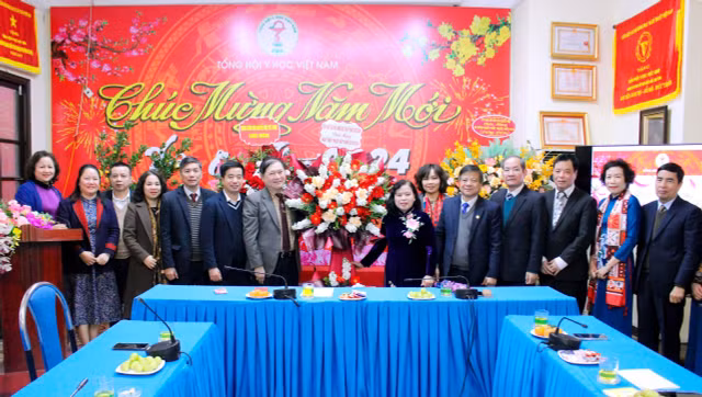 Chu tich VUSTA Phan Xuan Dung chuc mung ngay Thay thuoc Viet Nam