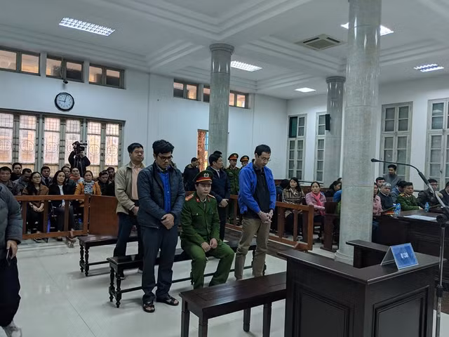 Cận cảnh buổi đầu xét xử 4 sếp Công ty Lọc hóa dầu Bình Sơn Can canh buoi dau xet xu 4 sep Cong ty Loc hoa dau Binh Son
