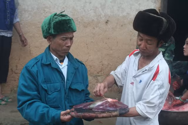 Độc đáo tục xem bói bằng gan lợn của người Hà Nhì - Hình 2 Doc dao tuc xem boi bang gan lon cua nguoi Ha Nhi-Hinh-2