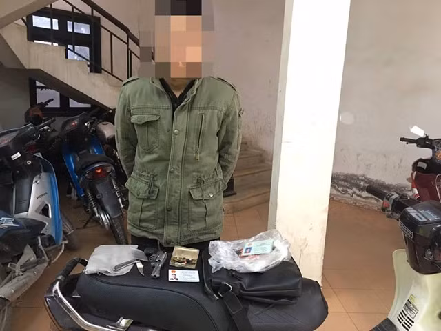 Hà Nội: 9X táo tợn mang súng dạo phố và cái kết Ha Noi: 9X tao ton mang sung dao pho va cai ket