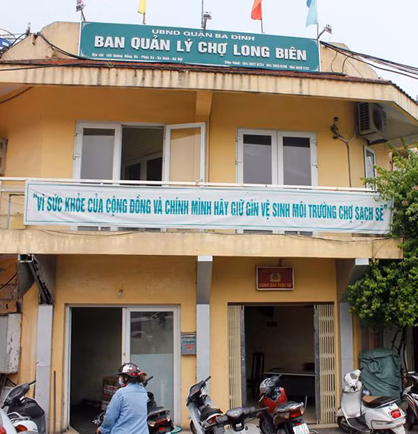Tiểu thương nói gì sau khi trùm bảo kê chợ Long Biên Hưng “kính” bị bắt? Tieu thuong noi gi sau khi trum bao ke cho Long Bien Hung “kinh” bi bat?
